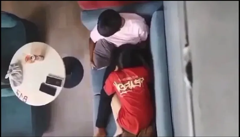 Quay lén nhân tình bú mút cho em người yêu nơi công cộng