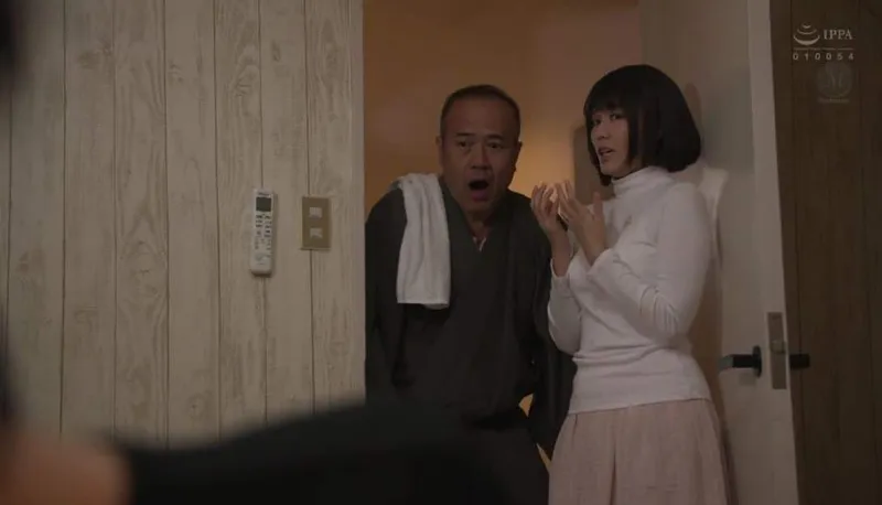 Bố gã chồng gài bẫy con dâu để tống tình mỗi ngày