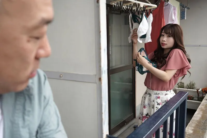 Gã nhà cạnh bên chuyên soi mói và cặp người vợ anh xã thường xuyên rên la quá to