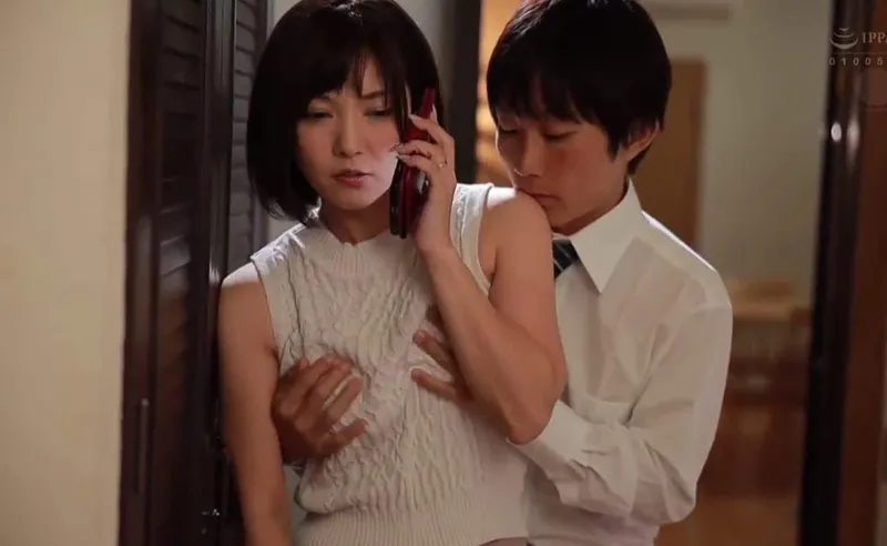 Chồng đi đánh golf, vợ yêu ở nhà dẫn trai trẻ về trả bài cho sướng