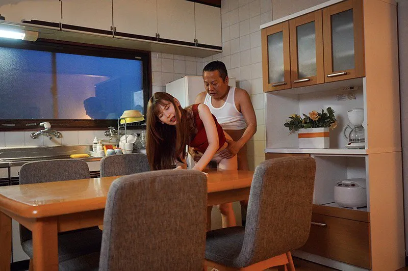 Con yêu bị anh xã mới của mẹ xoạc mỗi ngày, cho dù đã có người yêu