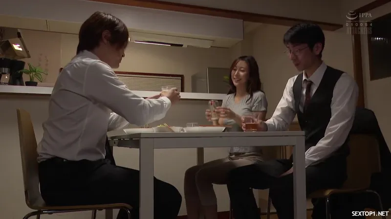 đến nhà tiền bối ở nhờ, ép quan hệ luôn cô vợ sếp