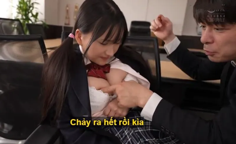 Ba năm trời, thầy giáo rèn luyện cô học trò ngực khủng thành "chứa tinh thần".